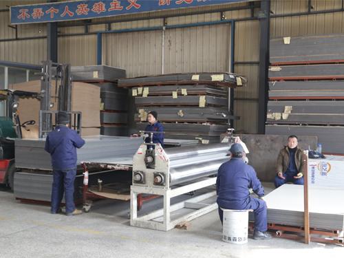 鋁塑(su)板(ban)廠(chang)家(jia)技(ji)工(gong)人(ren)員